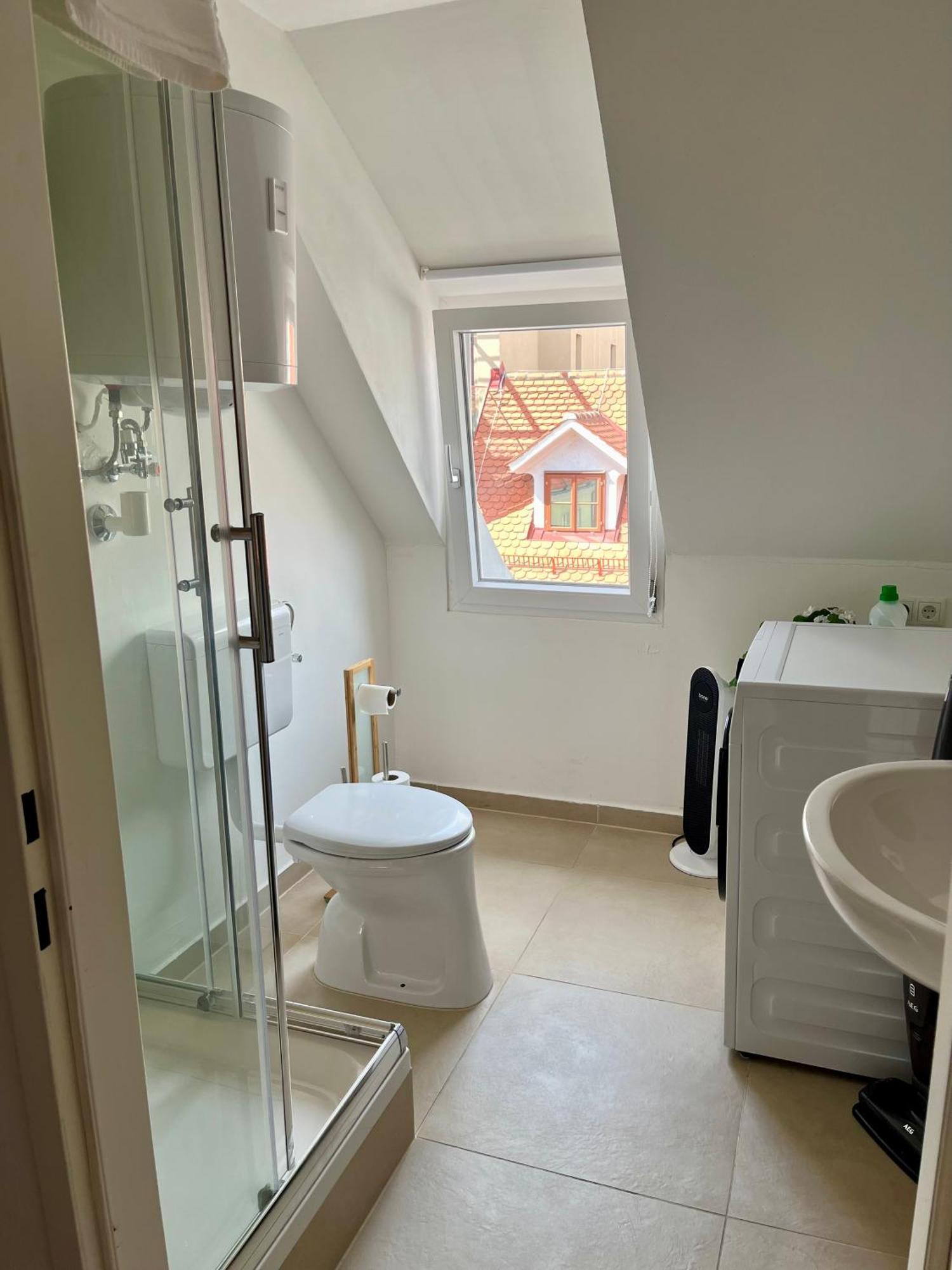 Flores City Center Studio - Easy Self-Check-In Graz Bagian luar foto